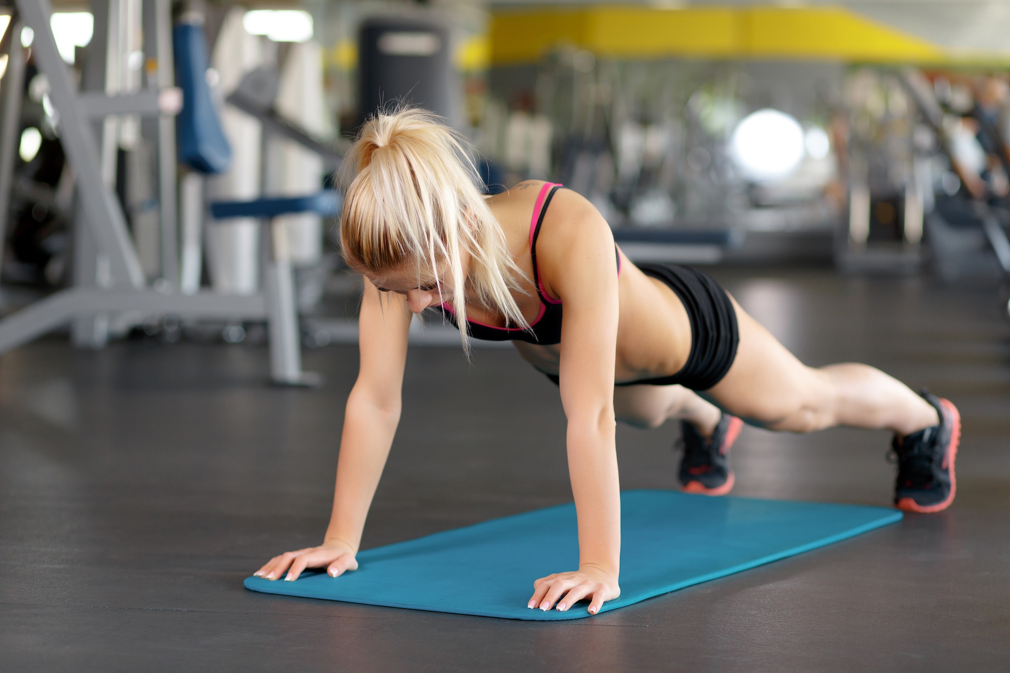 Illustration d'une femme effectuant un exercice de gainage planche sur un tapis, les bras tendus